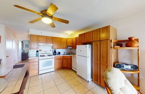 Ualapue Condo | Tropical Paradise Condo w/Shared Tennis Court & Pool + Free WiFi and Water Views