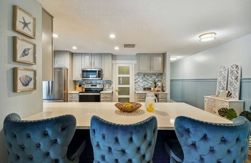 Tarpon Springs House | Tropical Pool Retreat in Tarpon Springs