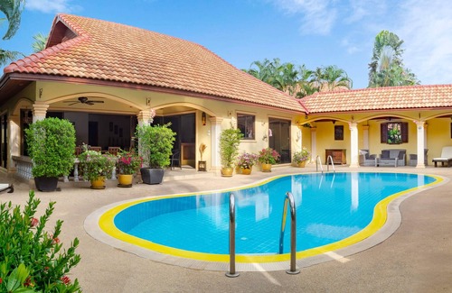 Rawai Villa | Tropical pool villa, perfect for big families, group getaways & family reunions
