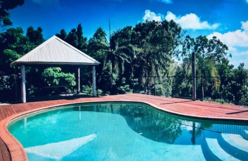 Dolphin Heads House | Tropical Retreat close to beach in an acreage