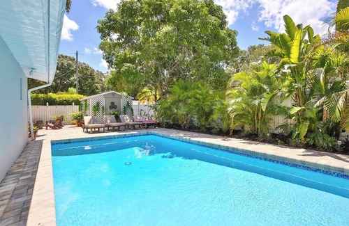 Arlington Park Villa | Tropical Retreat Close to Beaches |Pool |Game room