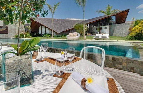 Seminyak Villa | Tropical Retreat with Pool – Bali Villa 1062