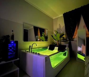 Vittoria Apartment | TROPICAL RHAPSODY - Jacuzzi & King Size a Torino Centro