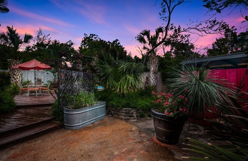 Oak Cliff House | Tropical Sunset Bungalow with Pool & Hot Tub near Bishop Arts District.