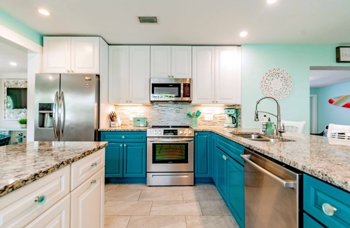 Madeira Beach House | Tropical Tiki Home 5 Mins to Beach -Pool, Private Putting Green