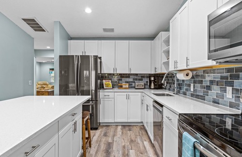 Vero Beach House | Tropical Tiki Hot Tub Pool Tiki Bar Game Room Pool Table 4 miles to Beach