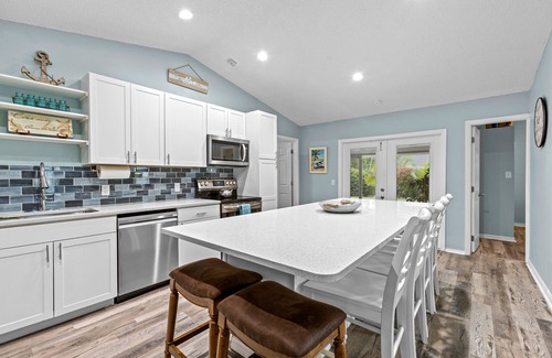 Vero Beach House | Tropical Tiki Hot Tub Pool Tiki Bar Game Room Pool Table 4 miles to Beach