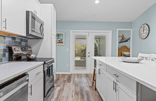 Vero Beach House | Tropical Tiki Hot Tub Pool Tiki Bar Game Room Pool Table 4 miles to Beach