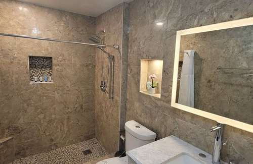 Havensight Apartment | Tropical Treasure - Solar, Battery Backup Contemporary Convenient Apt- Sleeps 4
