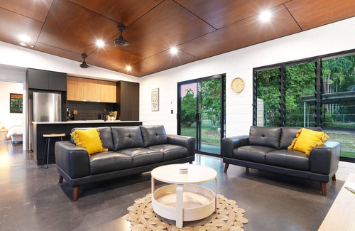 Howard Springs Apartment | Tropical Two-bedroom studio-The Hide-Out