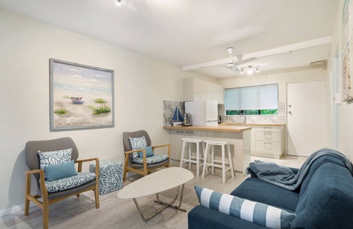 Palm Cove Apartment | Tropical Unit with Private Fenced Garden Close to The Beach 3