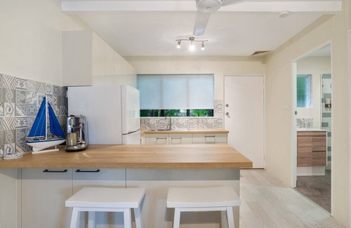 Palm Cove Apartment | Tropical Unit with Private Fenced Garden Close to The Beach 3