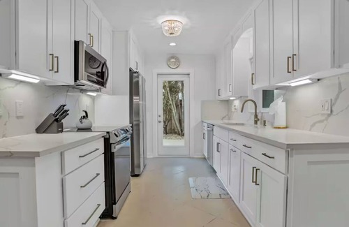 Lauderdale-by-the-Sea House | TROPICAL BEACH OASIS - Heated Pool, Hot Tub, Walk to Beach, Shops, Restaurants