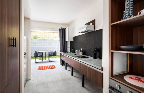 North Manly Apartment | Tropical Vibes in North Manly AC and FREE Parking