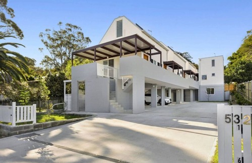 North Manly Apartment | Tropical Vibes in North Manly AC and FREE Parking