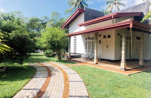 Ambalangoda Villa | Tropical villa with private pool near the beach
