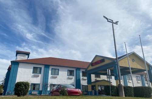 Northwest Dallas Hotel | Tropicana Inn and Suites