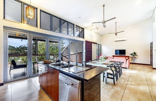 Parap House | 'Troppo Court' Luxury boutique home with pool in Darwin