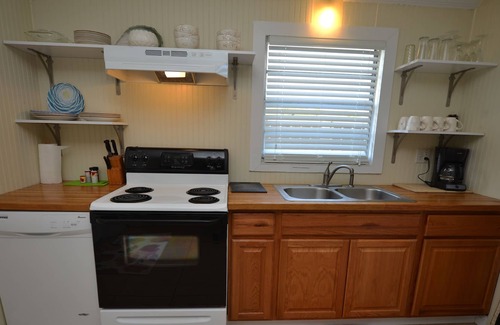 East End Cottage | **TROUT ** Close beach access. lovely two bedroom w/ screened porch and pool