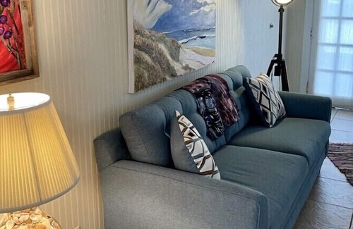 East End Cottage | **TROUT ** Close beach access. lovely two bedroom w/ screened porch and pool