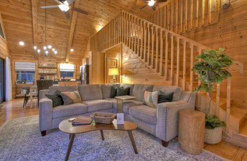 Fry Cabin | Troutlandia| Pet Friendly | Fish From Cabin | Hot Tub