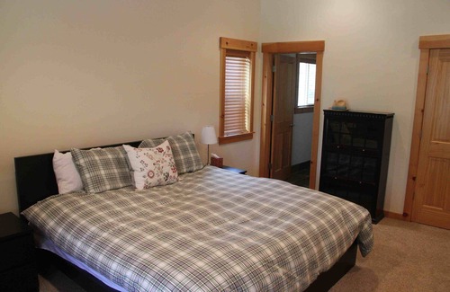 Ponderosa Palisades House | Truckee Retreat Close to Town, Trails, Slopes - Great for sports enthusiasts!