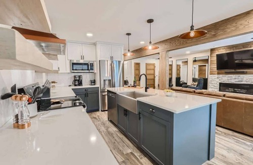 Copper Mountain House | True Ski/Golf-in-Ski-Out-Modern Luxury-Hot Tub