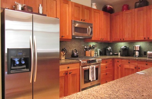Truckee Condo | True Ski-In/Out NS Village, 70" TV, Indoor Parking, Elevator, Vaulted Ceilings
