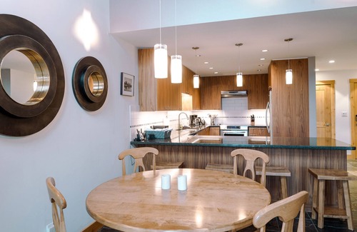 Upper Village Ski Chalet | TRUE Ski inSki out Hot Tub on Village Run-TRULY Slopeside-Luxury, Amazing Views.