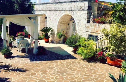 Locorotondo Villa | Trullo Nonno angelo in locorotondo with Wi-Fi and air conditioning