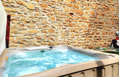 Whitewood House | Truly the GOAT! Hot tub, Pet friendly, Walk to bar/restaurant, Quiet, Unique