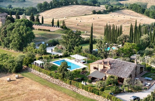 San Gimignano Villa | Truly Tuscan villa with Pool and Jacuzzi, ideal for groups, 6km to San Gimignano