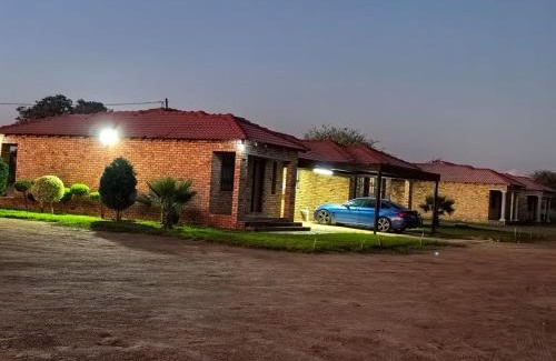 Moses Kotane Cabin | Tsekida Guest Lodge