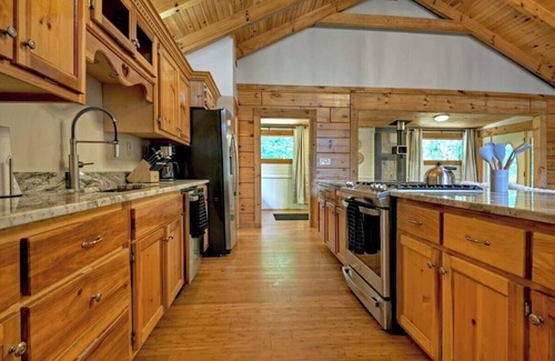 Mineral Bluff Cabin | Tucked Away | Free Night Offer!