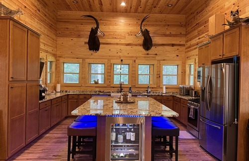 Fort Valley Cabin | Tucked away in the quiet countryside of Fort Valley, GA, the Inn is an ideal setting for corporate retreats, family reunions, or group getaways.