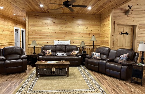 Fort Valley Cabin | Tucked away in the quiet countryside of Fort Valley, GA, the Inn is an ideal setting for corporate retreats, family reunions, or group getaways.