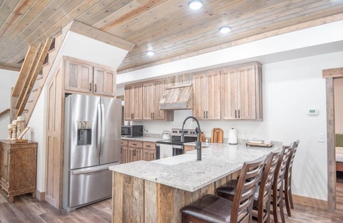 Jefferson Cabin | Tucked away in the woods - minutes to the New River - King Beds - Acreage to explore!