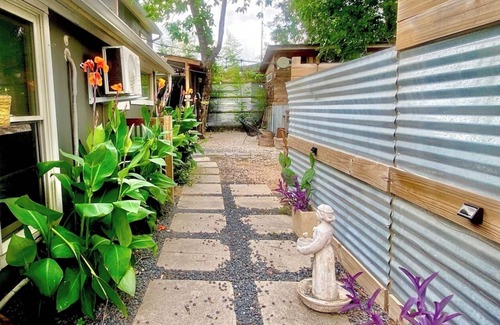 Govalle Cottage | Tucked Away Stay in East ATX