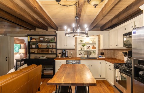 Blowing Rock Cabin | Tucked Away - updated cabin 1/3 mile from Blue Ridge Parkway