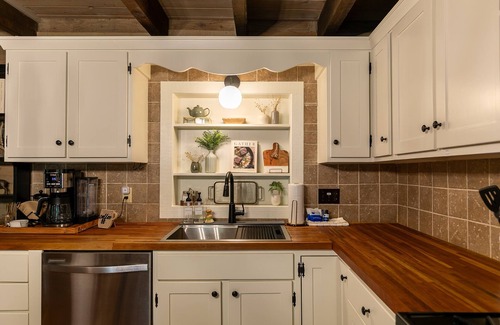 Blowing Rock Cabin | Tucked Away - updated cabin 1/3 mile from Blue Ridge Parkway