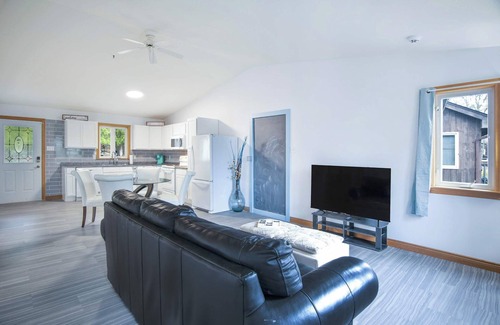 Clifton Royal House | Tucked Away, Walk to Beach, Pet Friendly, Relax