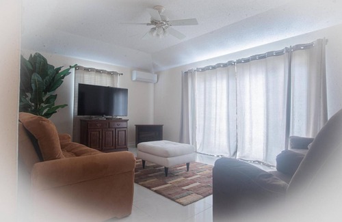 Crawl Hill House | Tucks Paradise - Minutes to Beaches