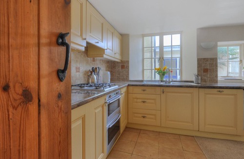 Lyme Regis Cottage | TUDOR COTTAGE, pet friendly, country holiday cottage in Lyme Regis