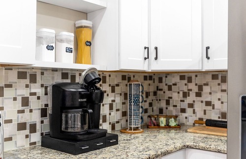 East Lansdowne House | Tudor Luxury- Comfy 4Bed Home, PHL, UPenn, Fast Wi-fi