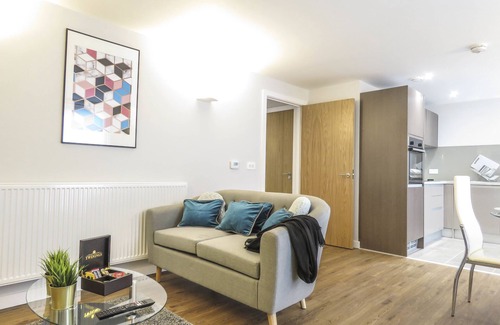 Birmingham City Centre Apartment | Tudors eSuites Birmingham Apartments with Gated Parking