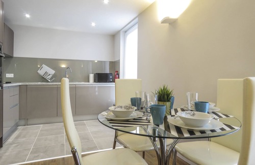 Birmingham City Centre Apartment | Tudors eSuites Birmingham Apartments with Gated Parking