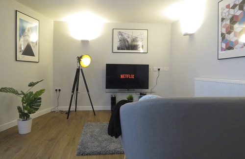 Birmingham City Centre Apartment | Tudors eSuites Birmingham Apartments with Gated Parking