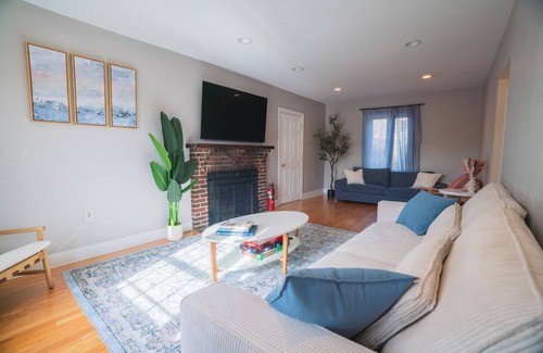Medford House | Tufts 4BD/2BA - 5.MIN to Harvard&Boston/Free Parking/Walk to Subway
