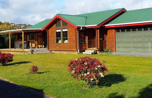 Rings Beach Cottage | TUI RETREAT - MATARANGI HOLIDAY HOME, family friendly in Rings Beach