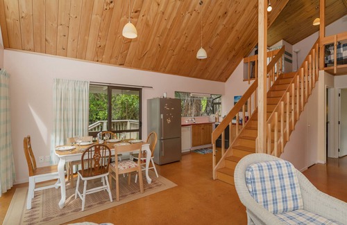 Onemana House | Tui's Grove - Onemana Holiday Home
